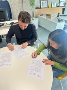 Acuerdo de colaboración entre la Fundación INNOVASUR y la Asociación Ágora de Jaén para impulsar el talento tecnológico en jóvenes con altas capacidades.