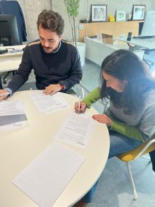 Acuerdo de colaboración entre la Fundación INNOVASUR y la Asociación Ágora de Jaén para impulsar el talento tecnológico en jóvenes con altas capacidades.